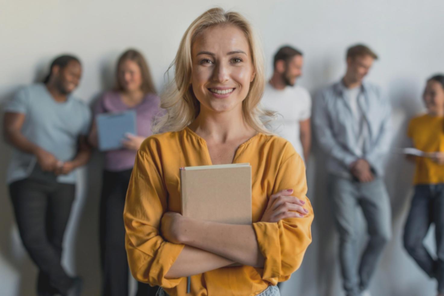 Studenti che collaborano su progetti UX