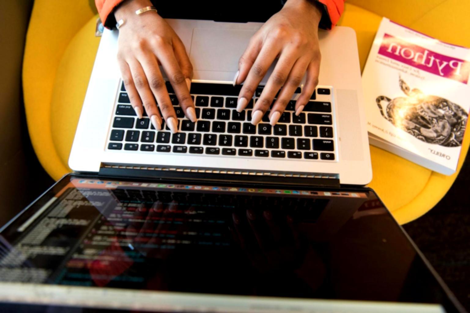 Team di progettazione UX al lavoro su interfacce innovative